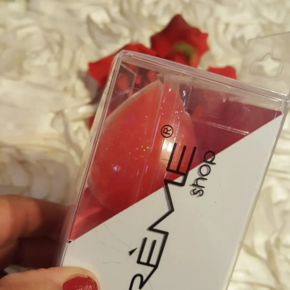 Creme Shop Silicone Blending Sponge Pink.